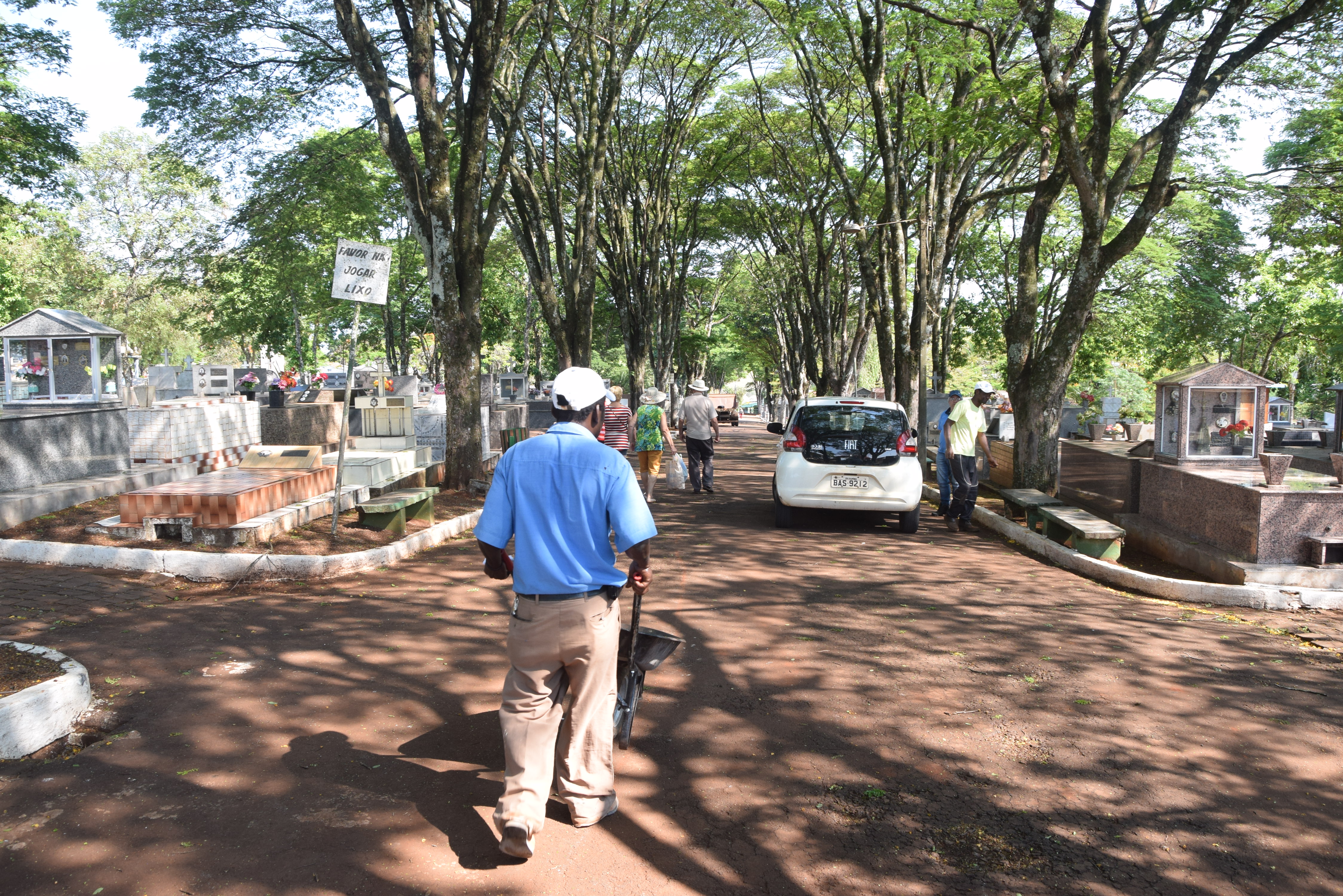 O ladrão fugiu pelo portão principal do cemitério levando o celular da vítima. (Foto: Ivan Maldonado)