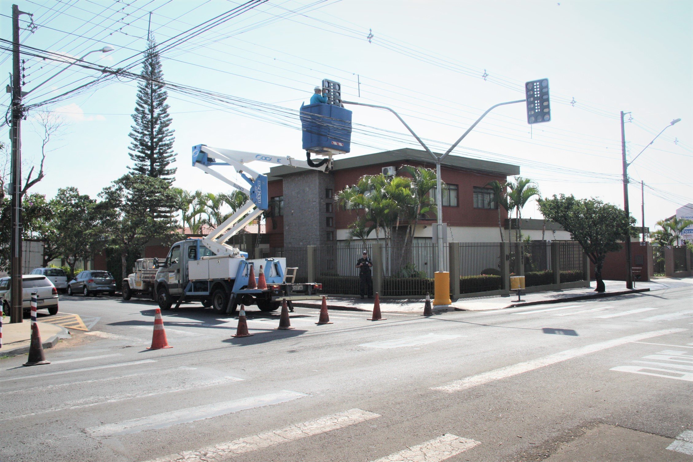 Cruzamento da Rua Flamingos com Pavão ganha semáforo, em Arapongas