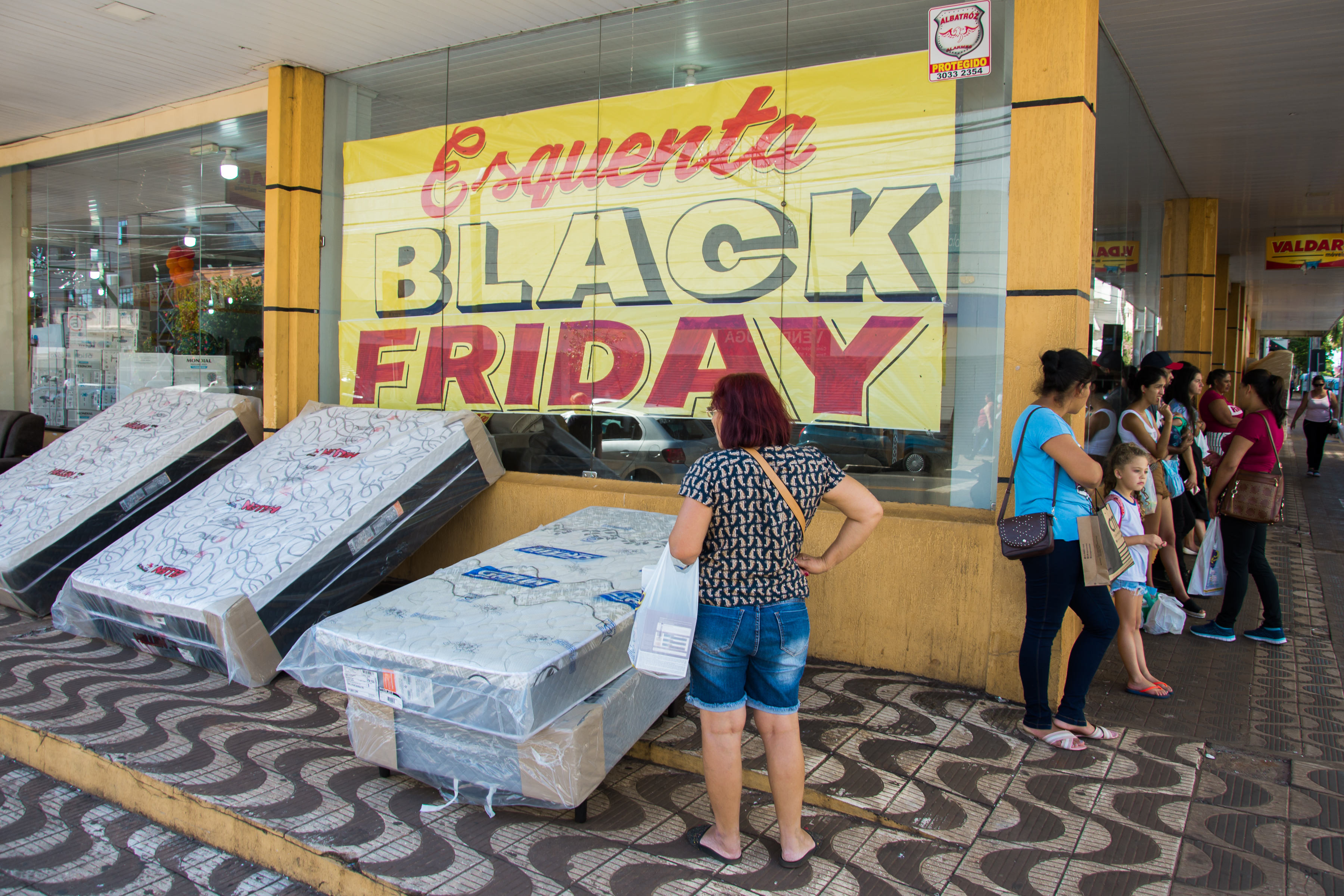 Em Apucarana, a Black Friday acontece no dia 29 de novembro, quando o comércio fica aberto até as 22 horas (Maicon Sales)