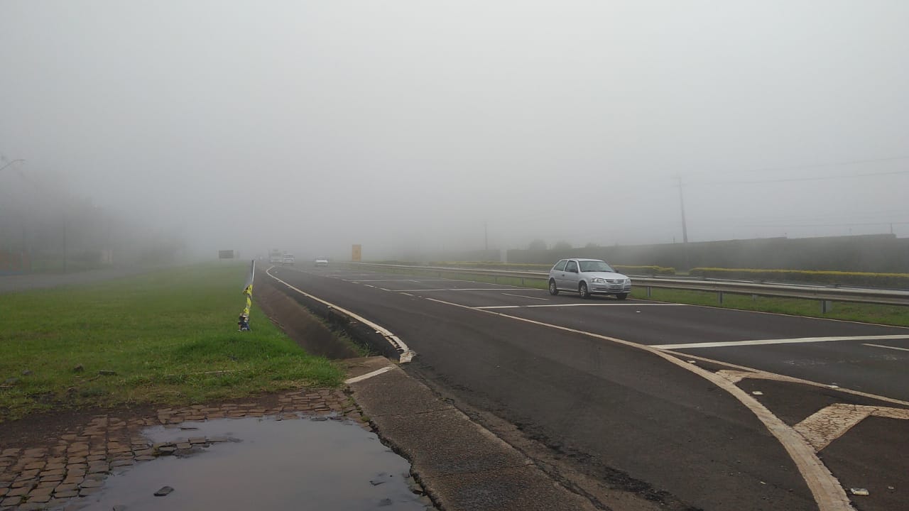 Neblina na pista exige atenção dos motoristas; veja o vídeo