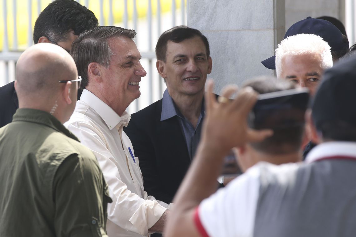Bolsonaro cita LRF e desiste de reajuste a policiais por MP