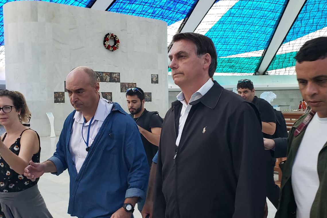 Bolsonaro visita general e vai à catedral em Brasília