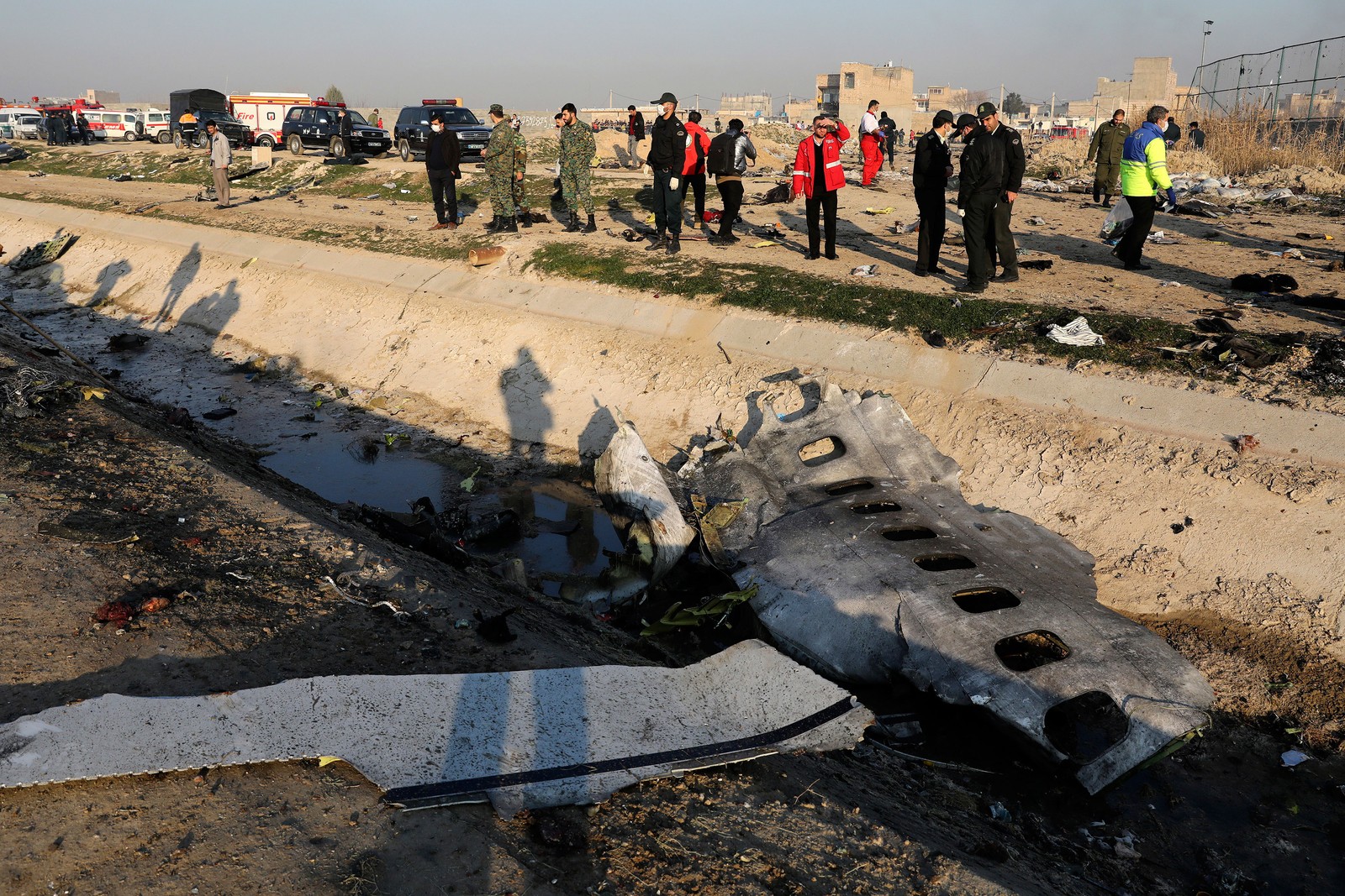 Destroços de avião ucraniano são vistos em Shahedshahr, sudoeste da capital Teerã, no Irã (Ebrahim Noroozi/AP)