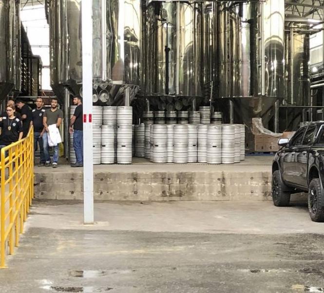 Polícia Civil esteve na sede da cervejaria (Uarlen Valerio/O Tempo / Agência O Globo)