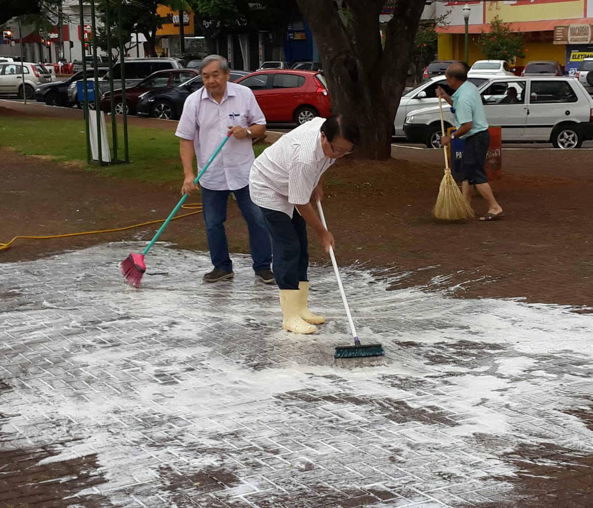 Acea lava Praça Rui Barbosa após festa de Apucarana