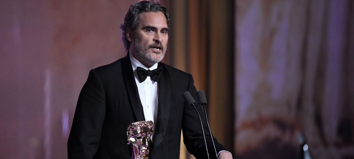 Joaquin Phoenix critica racismo do cinema ao receber prêmio no Bafta