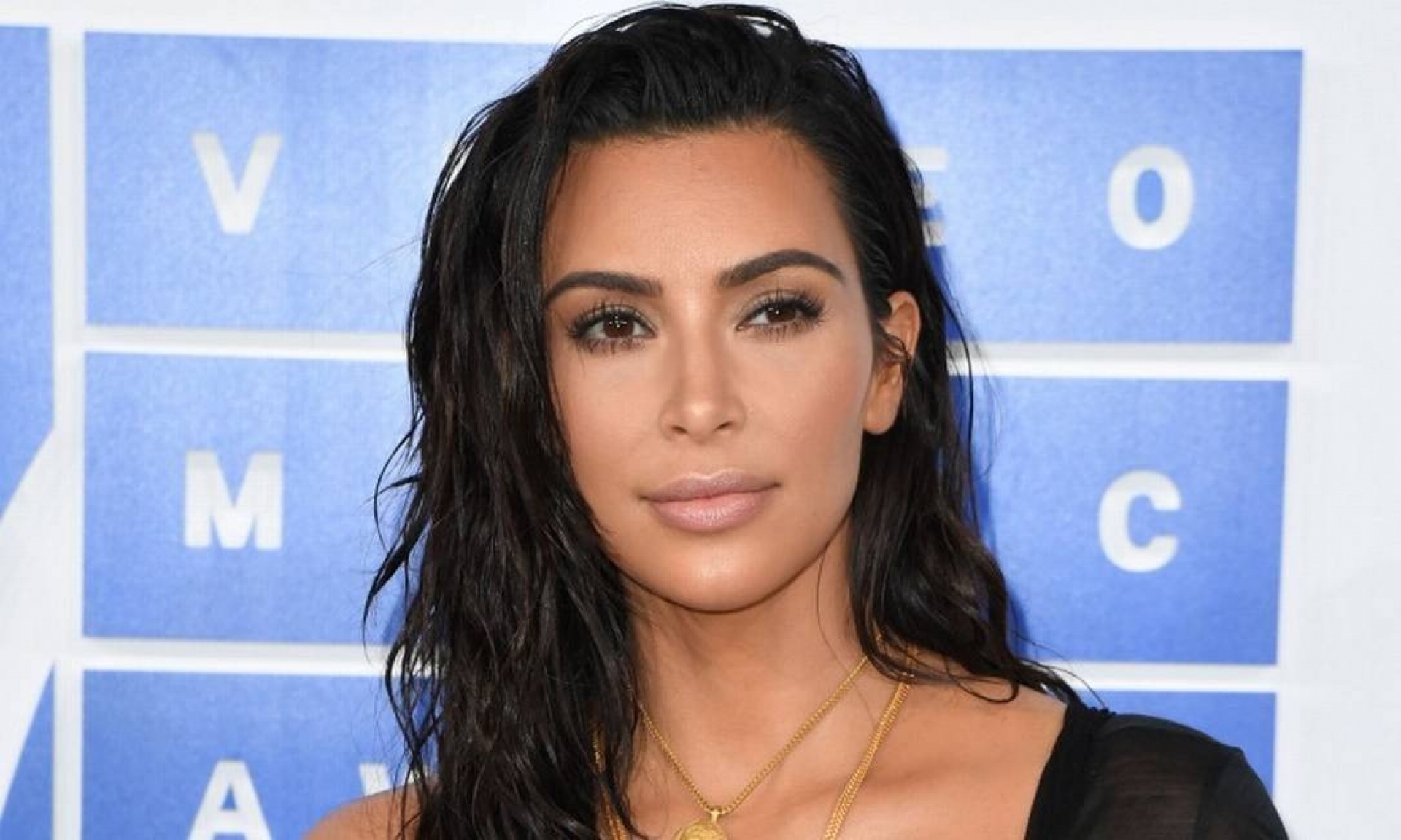 Kim Kardashian revela mansão minimalista e internautas sugerem nova decoração