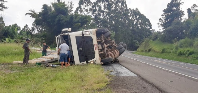 Motorista fica ferido após tombamento de carreta, entre Mauá da Serra e Ortigueira