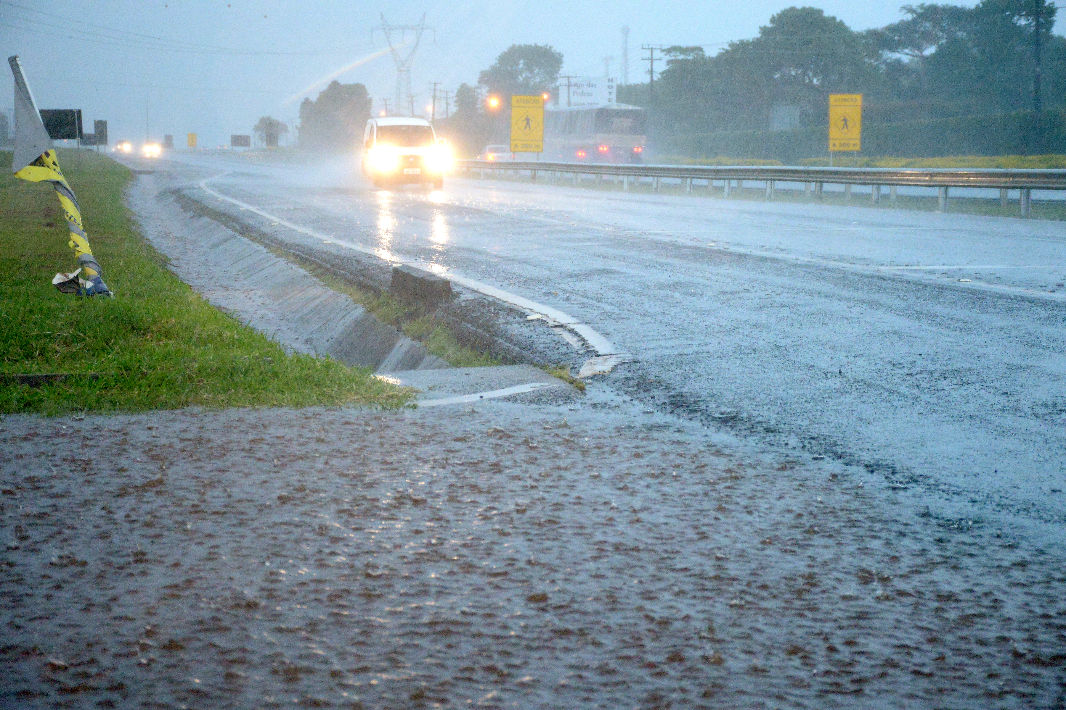 Chuva forte com granizo começou por volta das 16h40, em Apucarana. Foto: Tribuna do Norte/Sérgio Rodrigo
