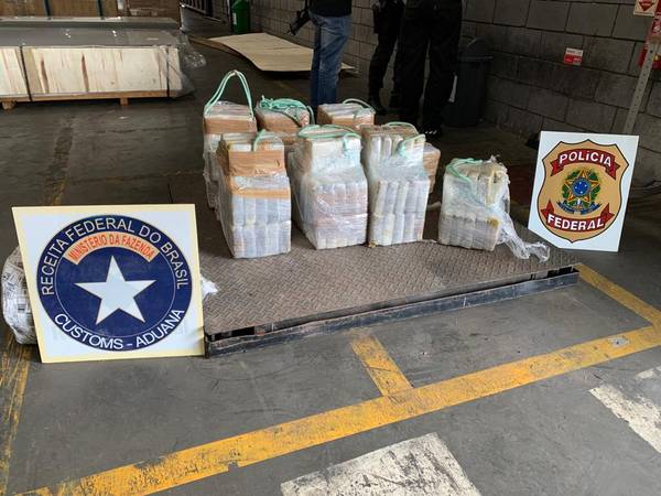 PF apreende 222,5 kg de cocaína escondidos em carga de papel no Porto de Paranaguá