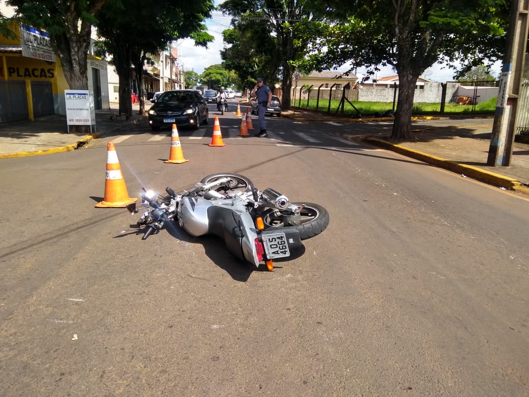 Motociclista fica ferido após colisão com carro; motorista fugiu sem prestar socorro 
