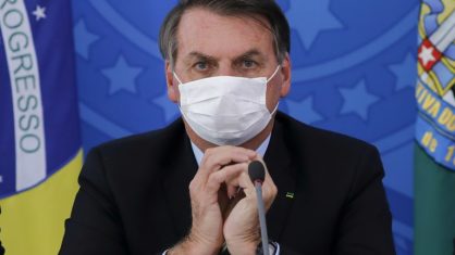 À CNN Brasil, Bolsonaro descarta colapso na saúde e chama Doria de 'lunático'