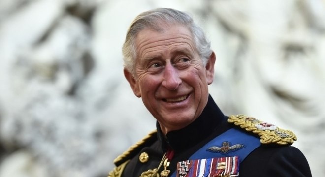 Coronavírus chega à realeza britânica: príncipe Charles testa positivo