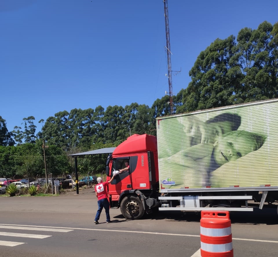 Cruz Vermelha distribui marmitas para caminhoneiros em Rolândia