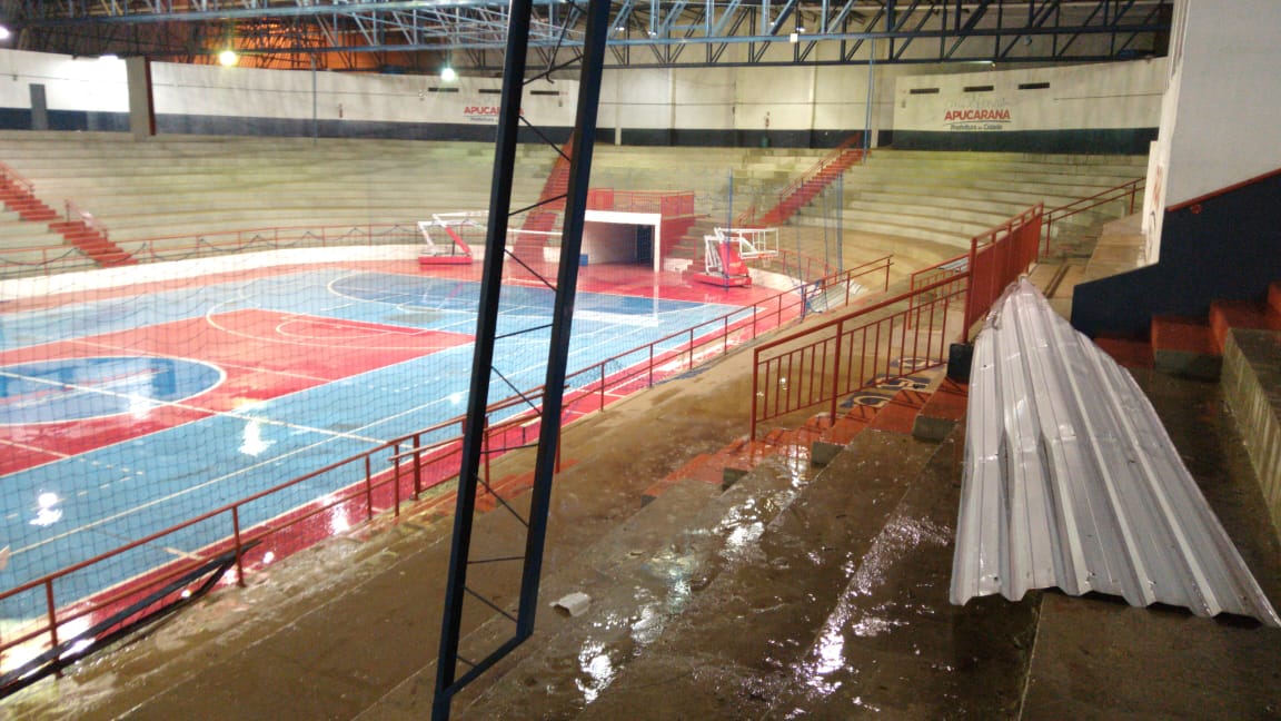 Ginásio de Esportes Lagoão teve parte do telhado derrubado pelo vento. Foto: Sérgio Rodri