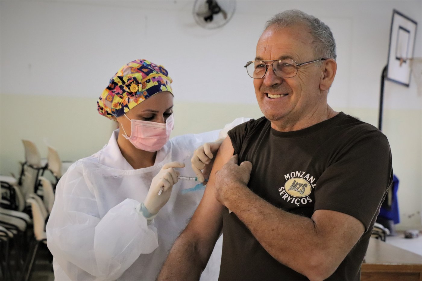 Pessoas acima dos 60 anos são vacinadas no Centro de Convivência do Idoso, em Arapongas