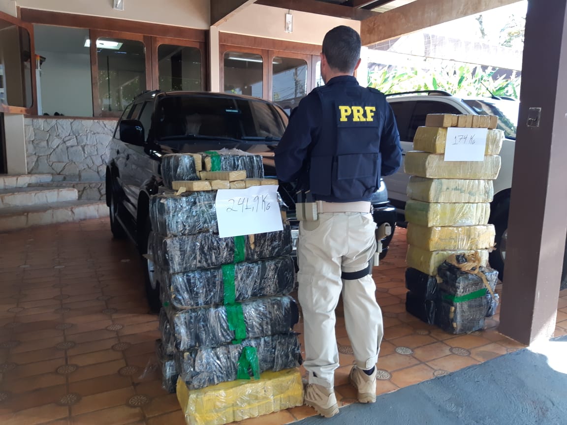 PRF apreende 415 quilos de maconha com irmão gêmeo de traficante preso horas antes, em Arapongas