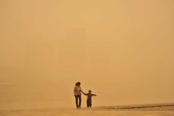 China enfrenta uma das piores tempestade de areia do ano