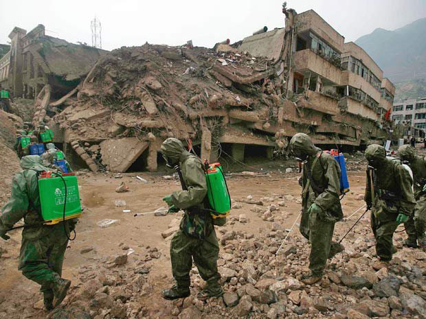 Soldados caminham por região de Zhouqu, atingida por deslizamentos e fortes chuvas
