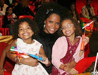 Adriana e as duas filhas no circo