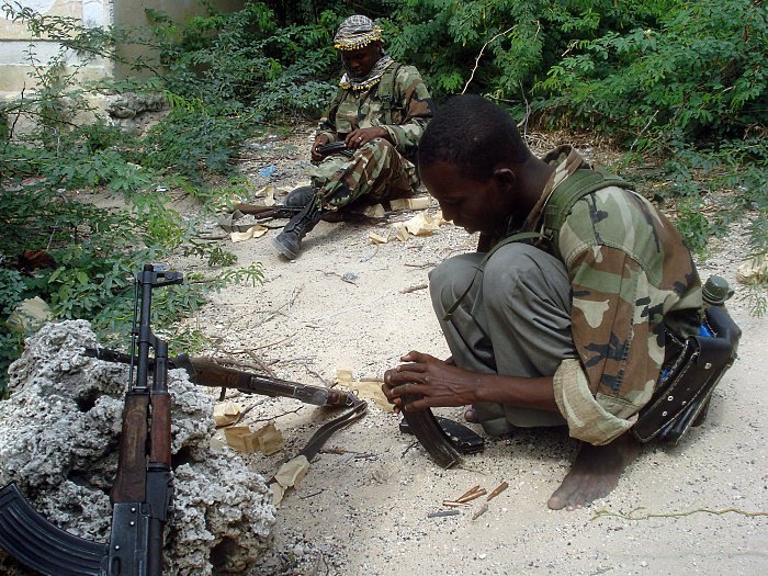 Membros da rede terrorista somali Al Shabab, que tem laços com a Al Qaeda, preparam armas em Mogadíscio