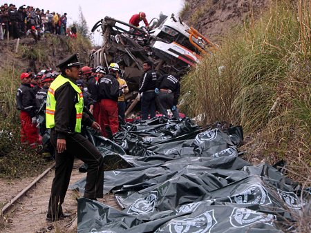 Policiais participam de operação de resgate de um acidente de ônibus em La Delicia, no Equador; ao menos 38 pessoas morreram e 12 ficaram feridas