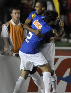 Robert e Fabrício comemoram gol que deu a Vitória do Cruzeiro sobre o Flamengo
