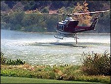 Helicóptero combate incêndio em campo de golfe de Irvine