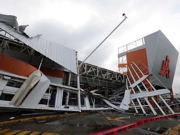Além de causar mortes, a tempestade Karl provoca destruição, como em um supermercado em Chachalacas
