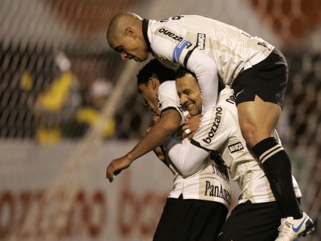 Roberto Carlos (no alto) comemora gol na vitória sobre o Prudente