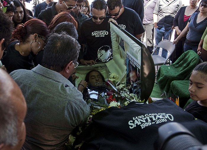 Jornalistas e parentes acompanham o velório do fotógrafo Luis Carlos Santiago, baleado na semana passada em um estacionamento de Ciudad Juárez; jornal El Diario pediu a traficantes que parem de assassinar jornalistas