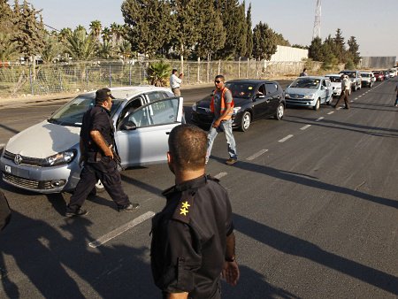 Policiais inspecionam carros que chegam da travessia de Shalom para a faixa de Gaza; governo libera importação de carros após 3 anos