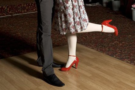 Nos bailes, os idosos fazem exercícios físicos e amizades
