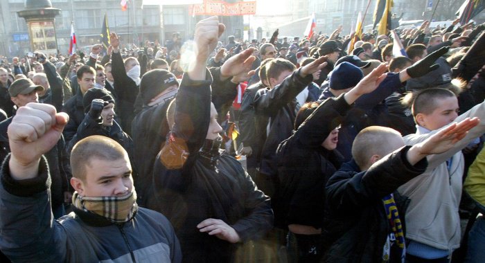Manifestantes fazem a saudação nazista durante marcha em Moscou; Rússia tem 23 mortos por xenofobia em 2010