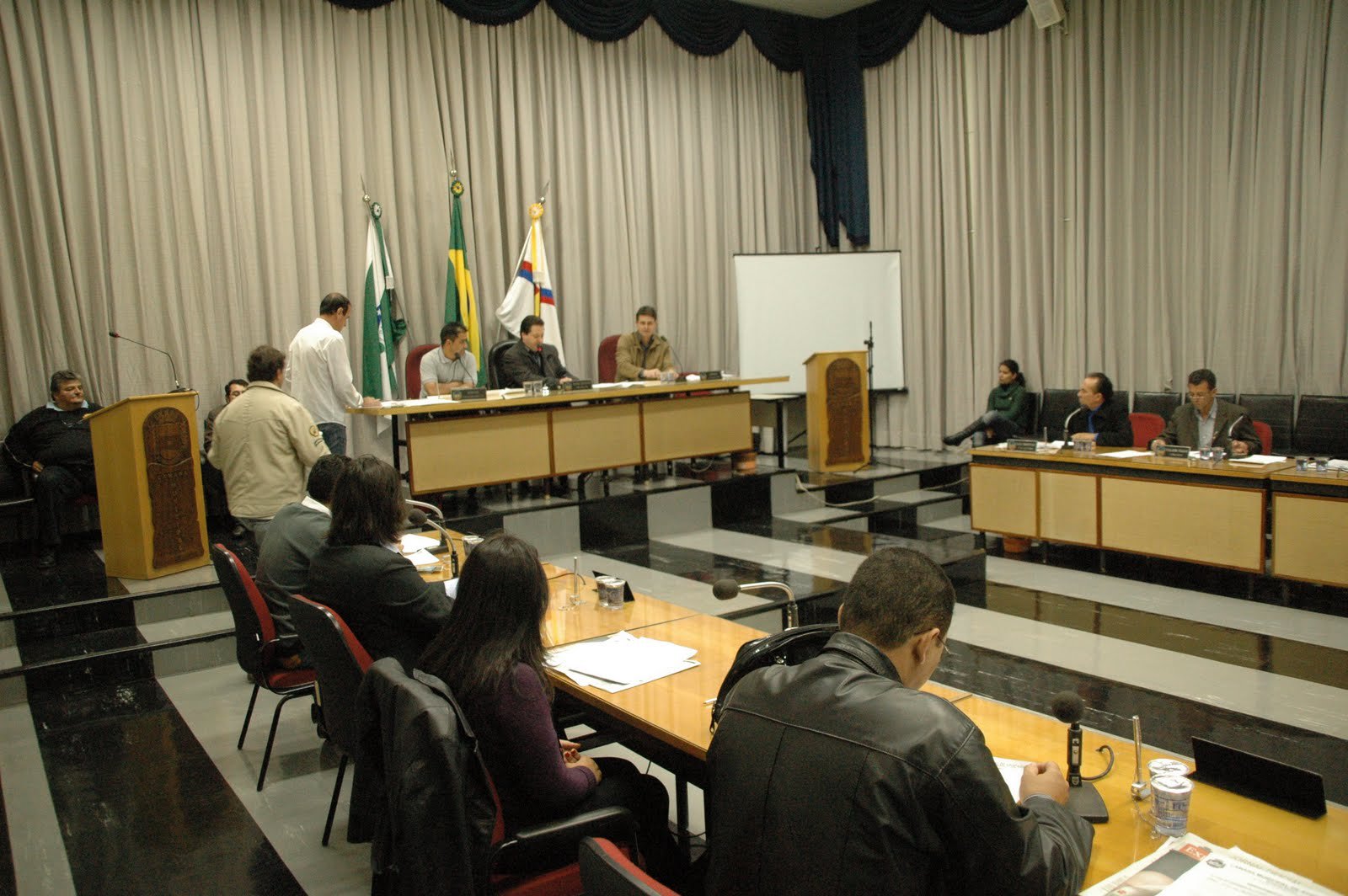 Requerimento de autoria do vereador José Airton de Araújo, o “Deco” (PR) solicita ao Executivo a relação de servidores efetivos e comissionados