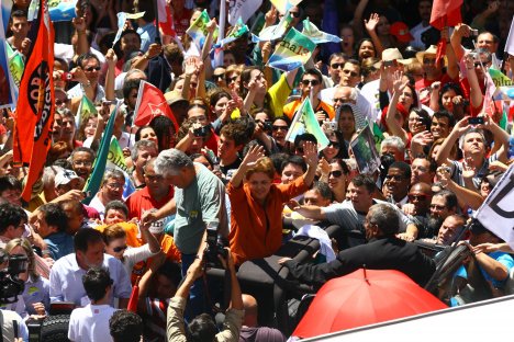 Dilma em cima do jipe que foi multado