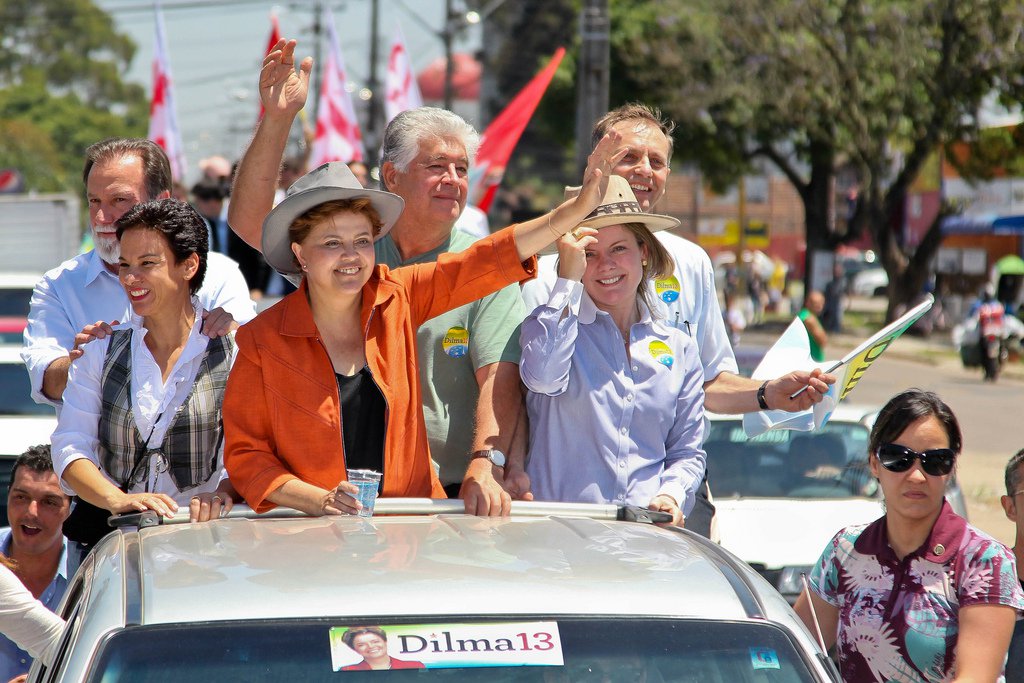 Dilma durante caminhada na capital paranaense
