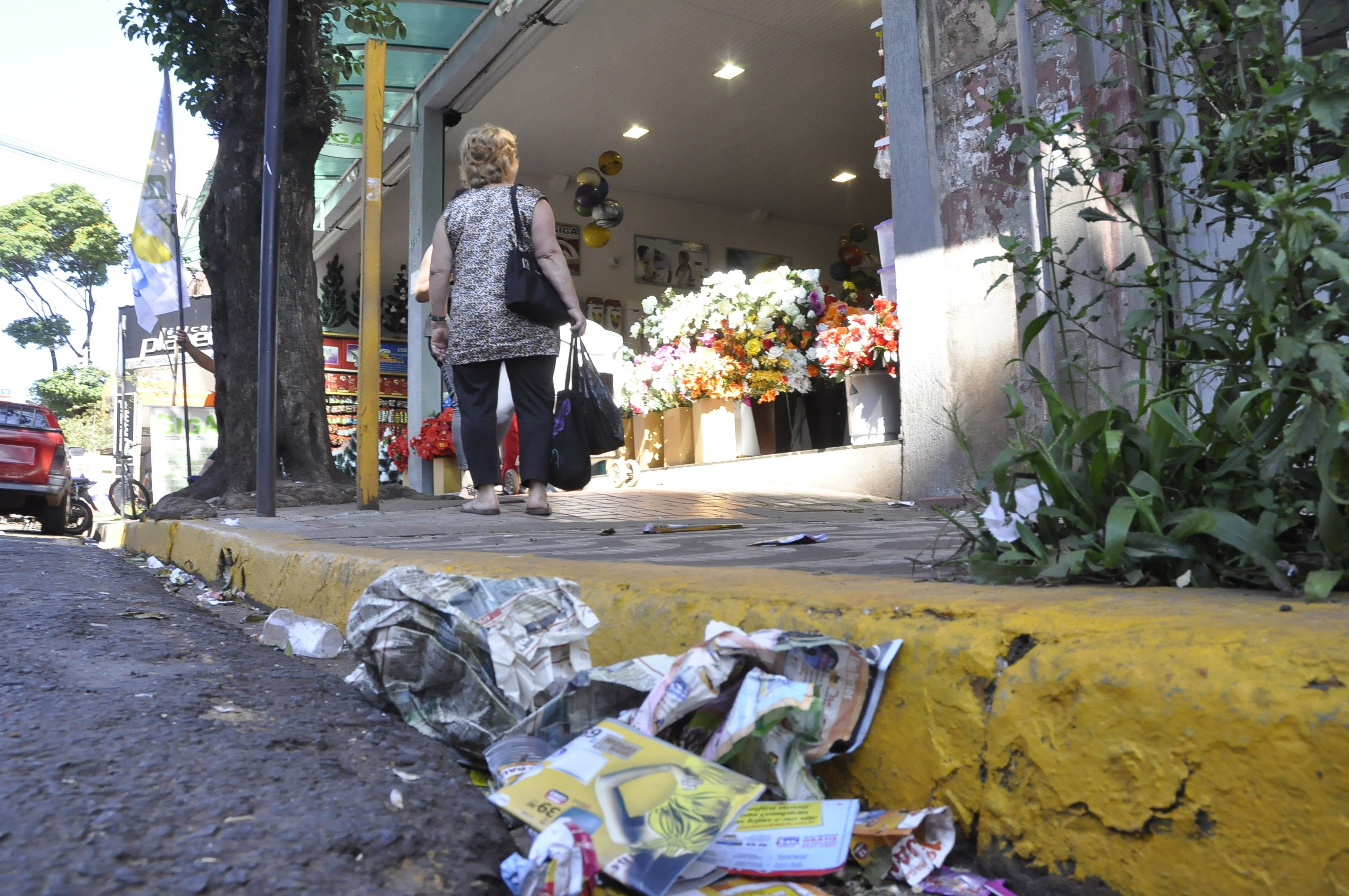 Na Rua Ponta Grossa, sarjeta acumula lixo próximo a ponto de ônibus