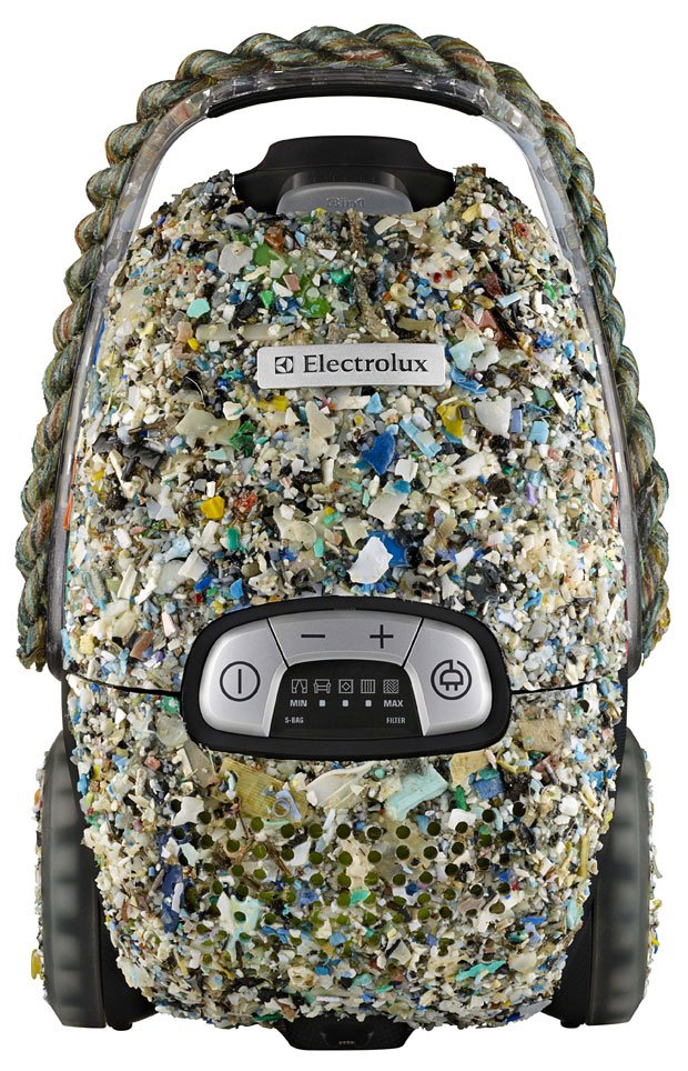 A empresa Eletrolux apresentou um aspirador de pó que foi feito de lixo plástico encontrado em praias ao redor do mundo. O aparelho funciona como qualquer outro aspirador, mas, com ele, a companhia quer alertar o mundo sobre a enorme quantidade de lixo plástico que é despejada nos oceanos de todo o planeta.