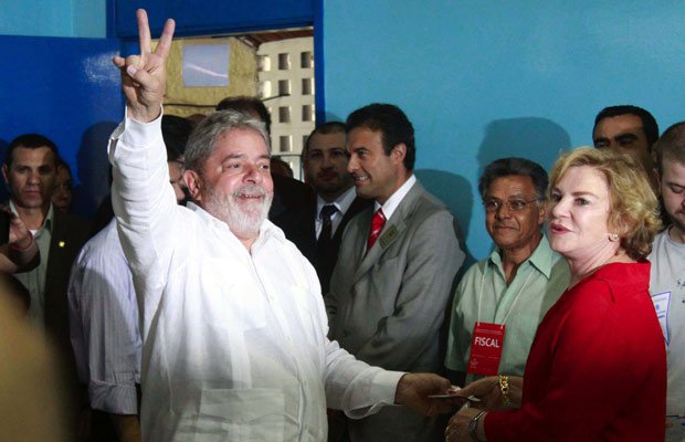 Lula vota em São Bernardo do Campo ao lado da primeira-dama, Marisa Letícia