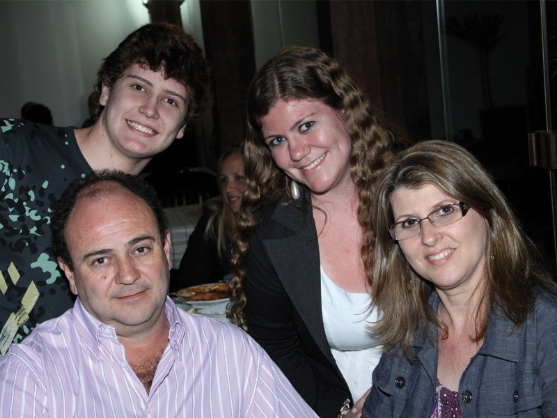 Família reunida em ponto gastronômico da city: Luís Felipe, Camila, Luís Henrique e Rose Festi