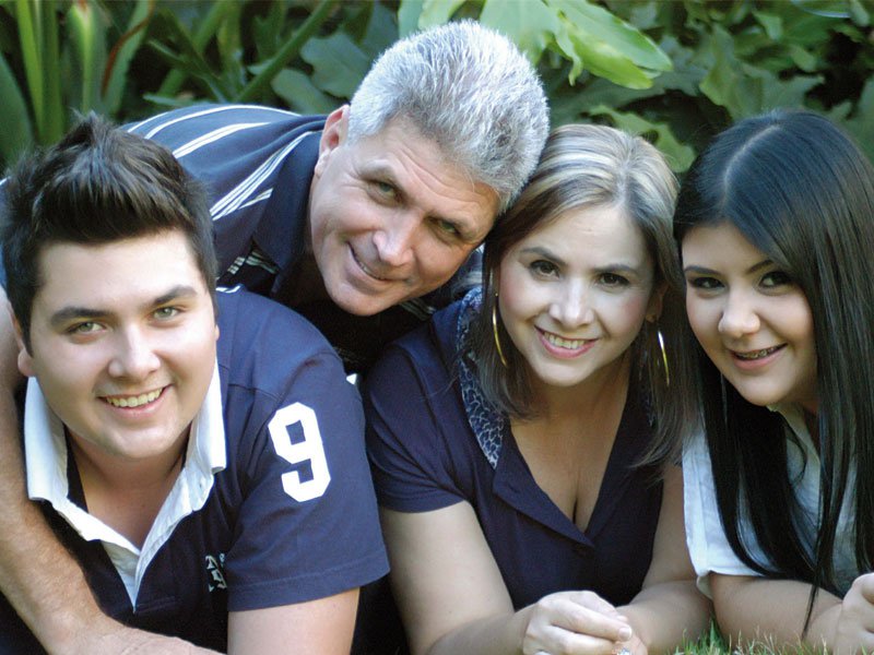 Destaque para a família Milani: Geraldo e Marlene Milani junto dos filhos Gabriel e Gabriela