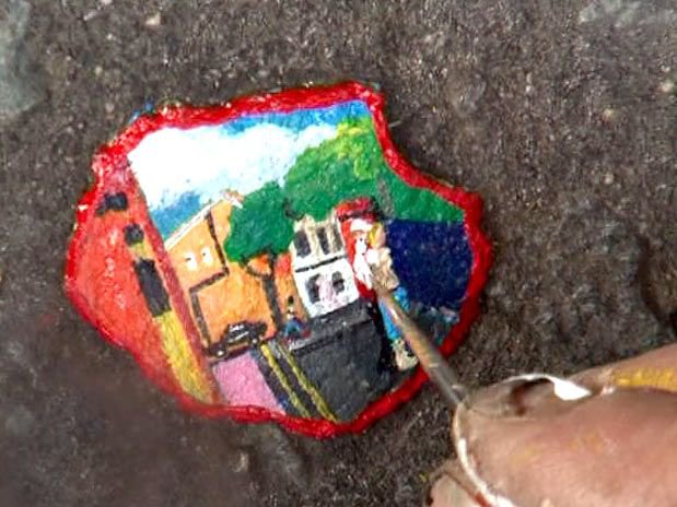 Ben Wilson faz pinturas em miniatura em pedaços de chiclete descartados em calçadas de Londres
