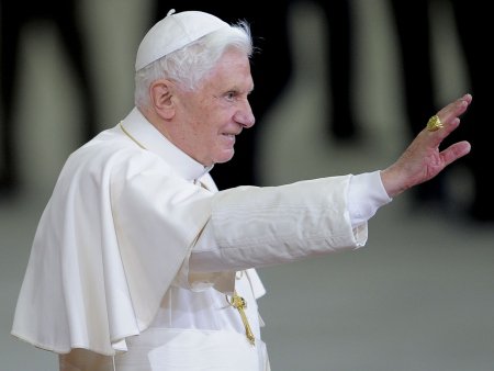 Papa Bento 16 acena durante cerimônia de despedida em Barcelona, na Espanha; líder católico convocou reunião para discutir casos de pedofilia