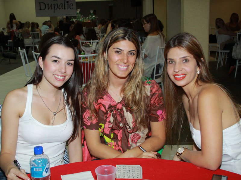 O belo trio Ariane Batyras Bittencourt Atibaia, Ana Flávia Teixeira e Fabíola Haddad, registrado durante lanche feminino no Salão Azul