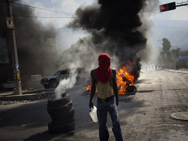 Haitianos têm tomado as ruas em protesto a epidemia de cólera