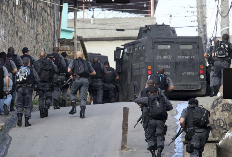 Policiais seguem para o Complexo do ALemão