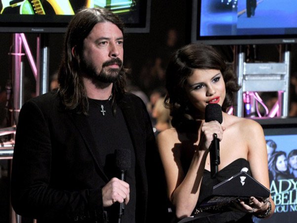 Dave Groh e Selena Gómez apresentaram os indicados a melhor música do ano Dave Groh e Selena Gómez apresentaram os indicados a melhor música do ano