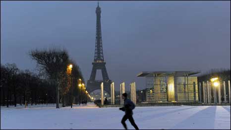 Mulher faz jogging no iníco da manhã do dia 2 de dezembro em Paris, ao lado da Torrfe Eiffel