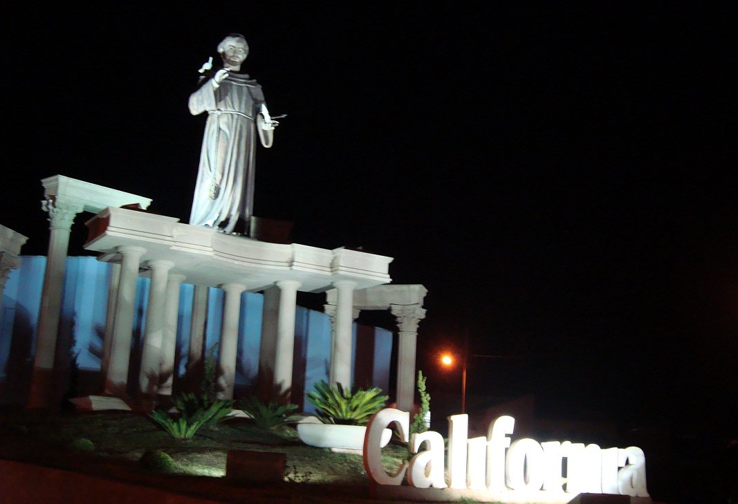 Portal com a estatua de S Francisco de Assis padroeiro em Califórnia